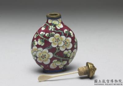 图片[2]-Copper-body painted enamel snuff bottle with a white plum blossom design on a red background, Yongzheng reign (1723-1735), Qing dynasty-China Archive